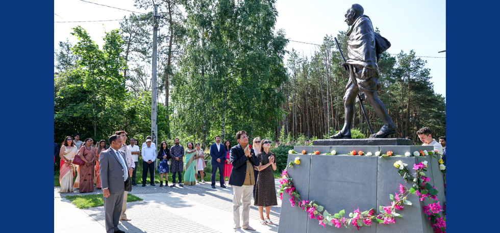 Minister Piyush Goyal paying floral tribute to Mahatma Gandhi in Tallinn